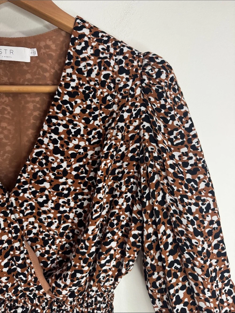 ASTR the label Rebecca V-Neck Long Sleeve Wrap Top Brown Multi Animal Print sz S